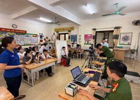 Công an phường Kinh Môn tăng cường phối hợp các trường học đẩy nhanh cấp thẻ Căn cước và định danh điện tử cho học sinh